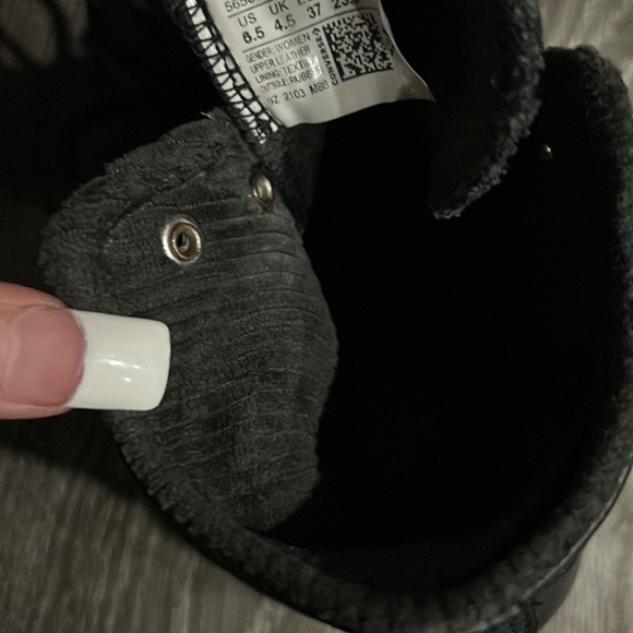 SPECIAL EDITION BLACK LEATHER CONVERSE SHOES. Size 6 1/2. - Picture 11 of 11